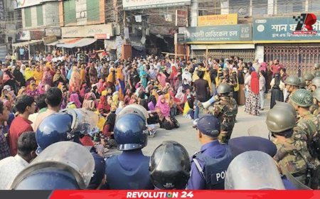 টঙ্গীতে বেতন-বোনাসের দাবিতে শ্রমিকদের মহাসড়ক অবরোধ