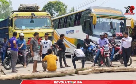 ট্রেন চালুর দাবিতে লালমনিরহাটে সড়ক অবরোধ, যান চলাচল বন্ধ
