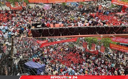 নয়াপল্টনের শ্রমিক সমাবেশে জনস্রোত, মঞ্চে চলছে গান