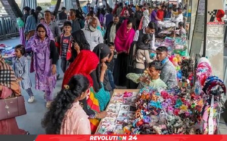 হকারদের দখলে ফার্মগেট ফুট ওভারব্রিজ, দ্রুতই উচ্ছেদের আশ্বাস সিটি করপোরেশনের