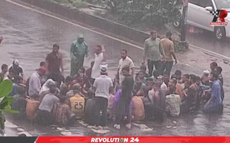 সাম্য হত্যার বিচার দাবি: বৃষ্টি উপেক্ষা করেই ছাত্রদলের সড়ক অবরোধ