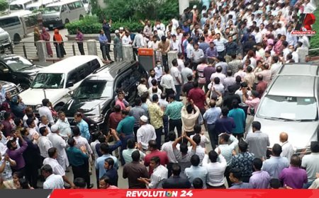 সচিবালয়ে দপ্তর ছেড়ে কর্মচারীদের বিক্ষোভ