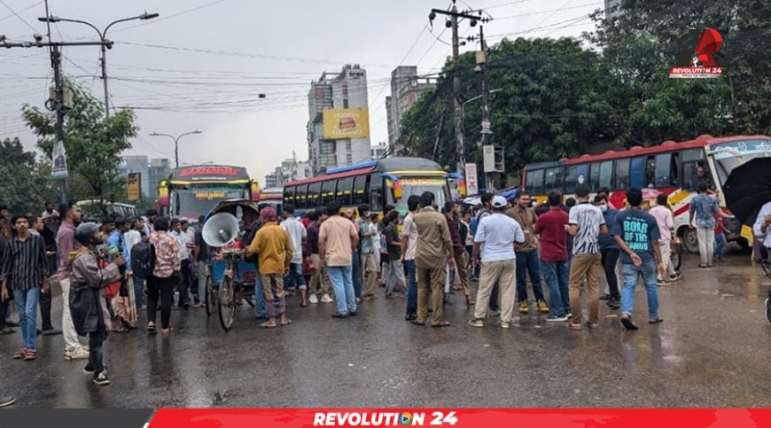 এখনও সড়ক ছাড়েনি ইউআইইউ শিক্ষার্থীরা, রোববার ‘ঢাকা ব্লকেড’