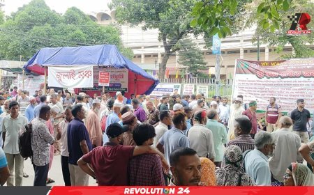 শাহবাগে অবস্থান কর্মসূচি পালন করছেন বিডিআর সদস্যরা