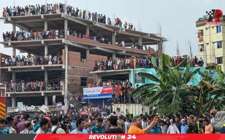 মাইলস্টোন কলেজ ক্যাম্পাসে সন্তানদের খুঁজতে অভিভাবকদের ভিড়