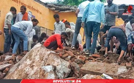 স্কুল চলাকালে ছাদ ধসে নিহত ৪, ধ্বংসস্তূপে আটকে শিক্ষক-শিক্ষার্থীরা