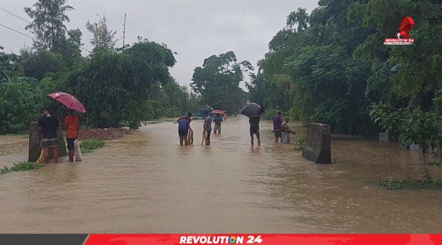 ফেনীতে ৩ নদীর বেড়িবাঁধ ভেঙে নতুন নতুন এলাকা প্লাবিত