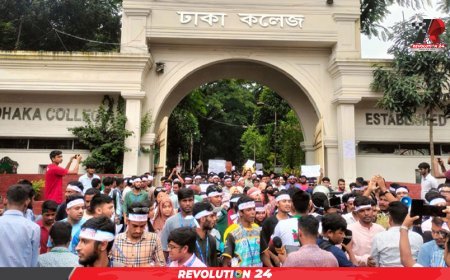 ‘ঢাকা সেন্ট্রাল ইউনিভার্সিটি’ অধ্যাদেশ জারির দাবিতে ৭ কলেজ শিক্ষার্থীদের বিক্ষোভ