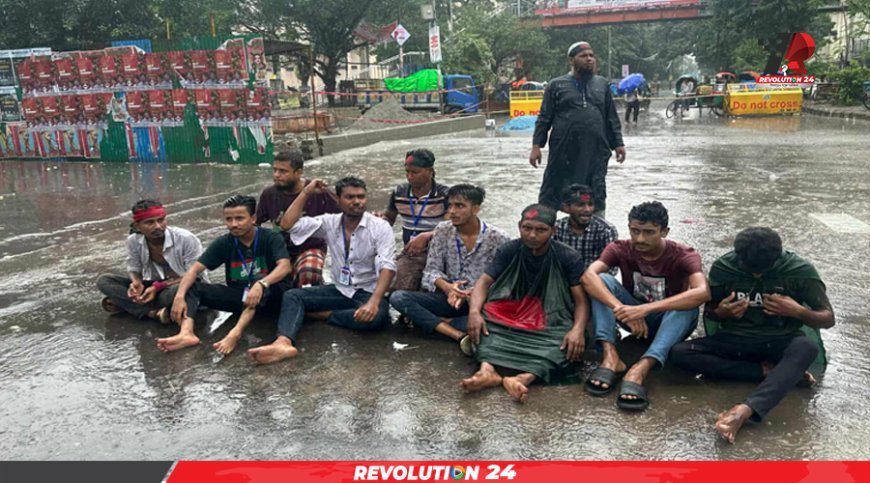 দ্বিতীয় দিনের মত শাহবাগ অবরোধ করে রেখেছে জুলাই যোদ্ধারা