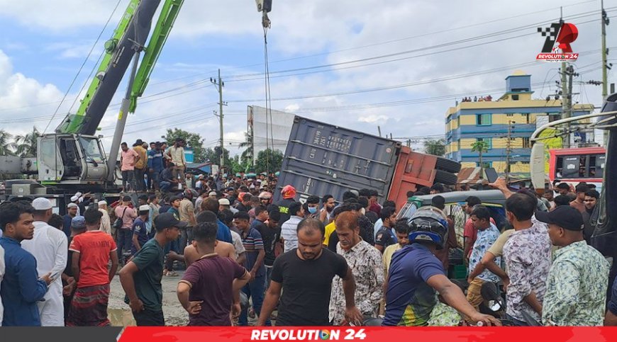 প্রাইভেটকারে কাভার্ডভ্যানের ধাক্কা, নিহত একই পরিবারের ৪ জন