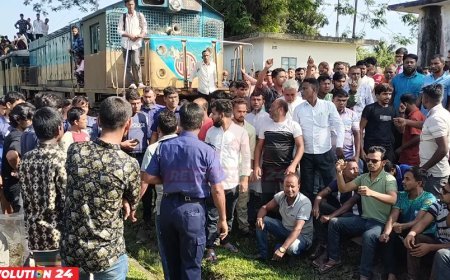 ট্রেন আটকে মনোনয়ন পরিবর্তনের দাবি