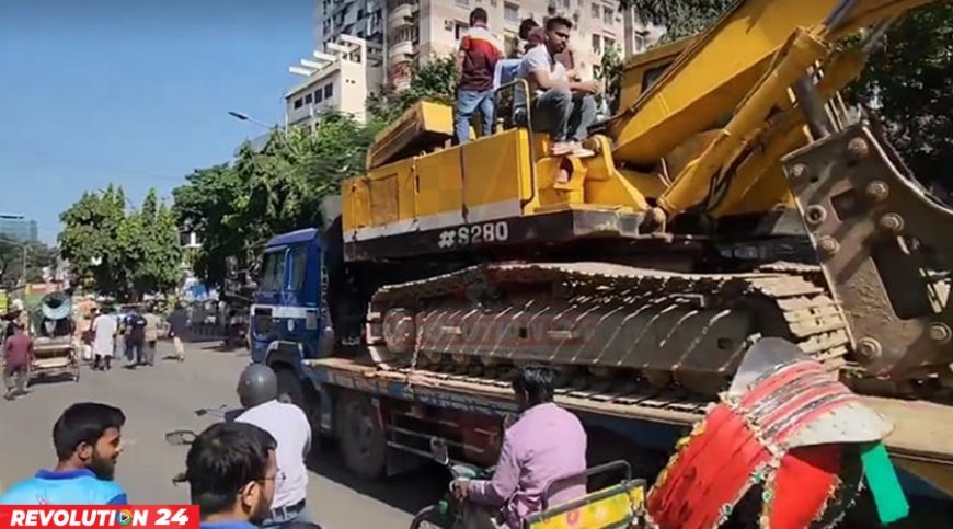 ধানমন্ডি ৩২ নম্বরের দিকে গেছে দুটি বুলডোজার