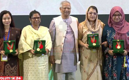 চার নারীর হাতে বেগম রোকেয়া পদক তুলে দিলেন প্রধান উপদেষ্টা