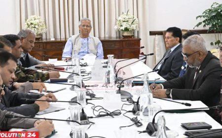 আইনশৃঙ্খলা পরিস্থিতি পর্যালোচনায় প্রধান উপদেষ্টার নেতৃত্বে বৈঠক অনুষ্ঠিত