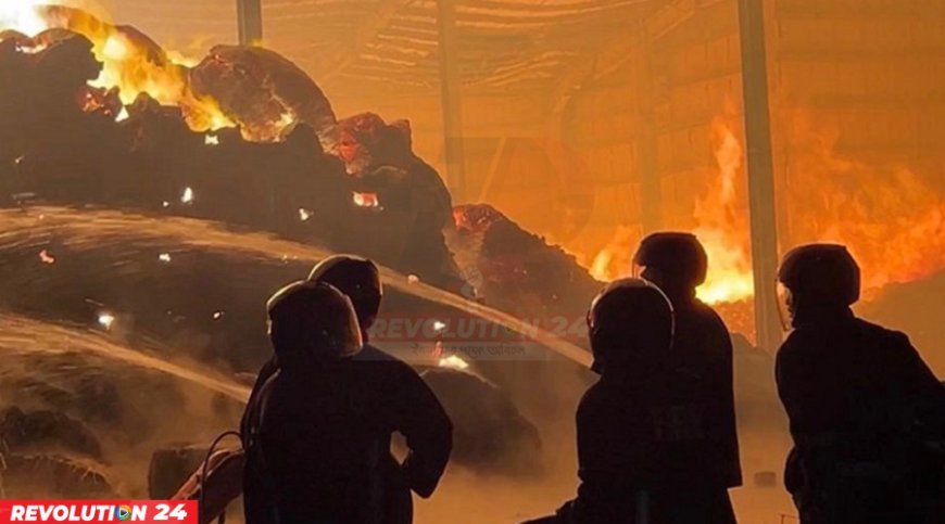 নরসিংদীতে স্পিনিং মিলের গোডাউনে আগুন ১৩ ঘণ্টায়ও নিয়ন্ত্রণে আসেনি