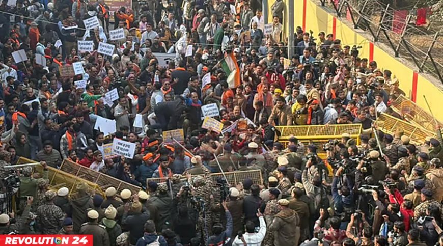 দিল্লিতে বাংলাদেশ হাইকমিশনের সামনে ‘বিশ্ব হিন্দু পরিষদের’ বিক্ষোভ