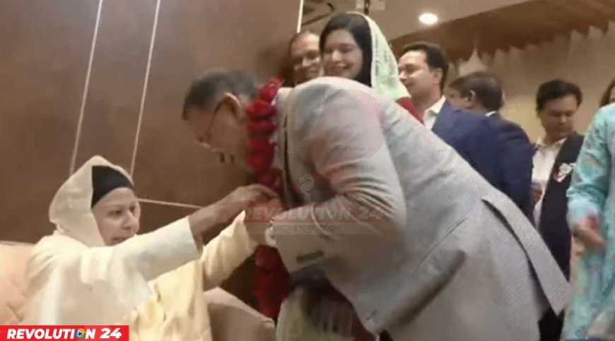 ফুলের মালা দিয়ে তারেক রহমানকে বরণ