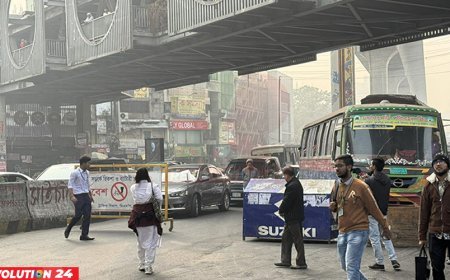 ফার্মগেটে সড়ক অবরোধ, যান চলাচল বন্ধ