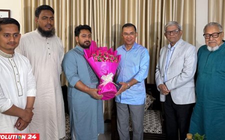 নাহিদ ইসলামের বাসায় গেলেন তারেক রহমান