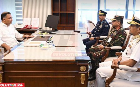 প্রধানমন্ত্রী তারেক রহমানের সঙ্গে তিন বাহিনী প্রধানের সাক্ষাৎ