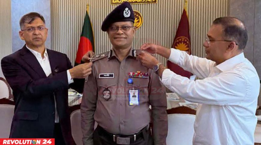 নতুন আইজিপিকে র‍্যাংক ব্যাজ পরিয়ে দিলেন প্রধানমন্ত্রী