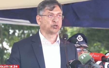 বর্তমান পোশাকে পুলিশ সন্তুষ্ট নয়, আগের পোশাকে ফিরতে সরকার কাজ করছে: স্বরাষ্ট্রমন্ত্রী