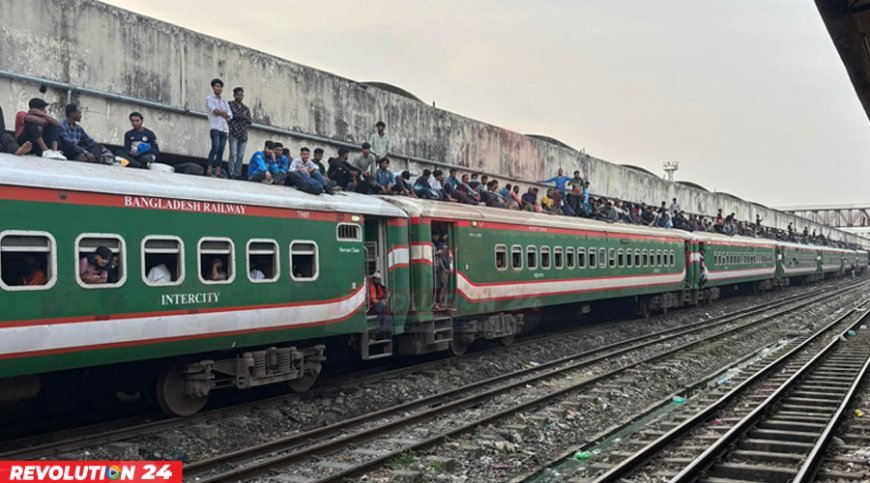 ঈদযাত্রায় ঘরমুখো মানুষের ঢল, সিট না পেয়ে ছাদে-গেটে ঝুলে ঢাকা ছাড়ছেন অনেকে