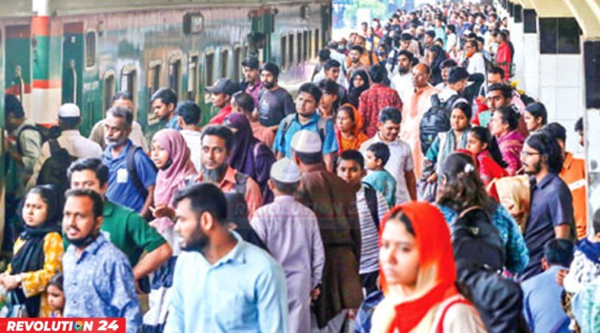 ঈদযাত্রার শেষ দিনেও কমলাপুর স্টেশনে ঘরমুখো মানুষে ভিড়