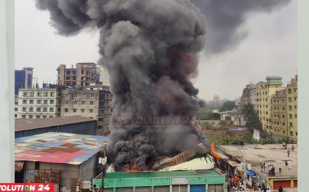 রাজধানীতে গ্যাস লাইটার কারখানায় আগুন, নিয়ন্ত্রণে ৭ ইউনিট