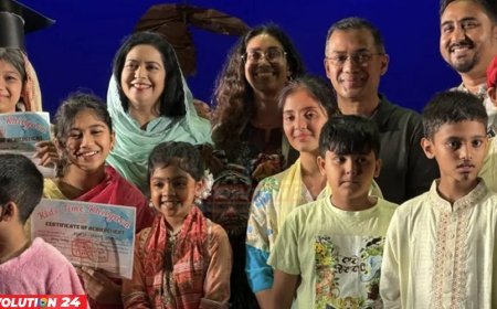 পরিবার নিয়ে শিশুতোষ নাটক দেখতে বেইলি রোডের মহিলা সমিতি মঞ্চে প্রধানমন্ত্রী