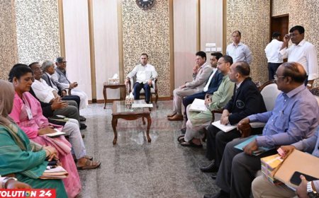 প্রধানমন্ত্রীর সঙ্গে অধ্যাপক আবদুল্লাহ আবু সায়ীদের বৈঠক