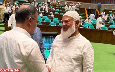 সংসদে হাসিমুখে প্রধানমন্ত্রী ও বিরোধী দলীয় নেতার কুশল বিনিময়