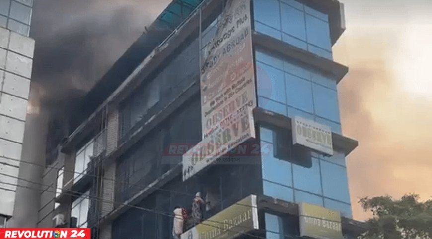 ধানমন্ডিতে বহুতল ভবনে আগুন