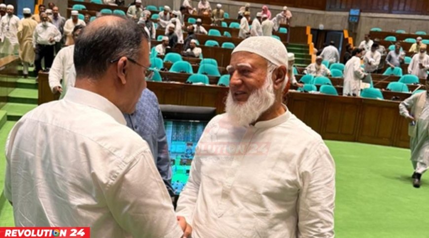সংসদে হাসিমুখে প্রধানমন্ত্রী ও বিরোধী দলীয় নেতার কুশল বিনিময়