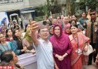 নিজেই গাড়ি চালিয়ে স্ত্রীর ক্যাম্পাসে প্রধানমন্ত্রী, সামিল হলেন সেলফি উৎসবে