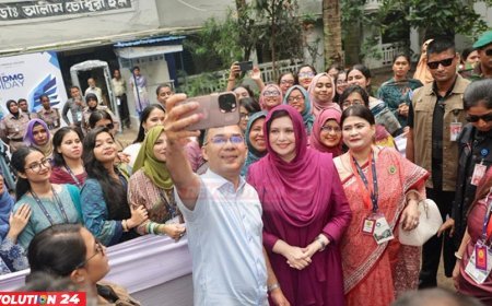 নিজেই গাড়ি চালিয়ে স্ত্রীর ক্যাম্পাসে প্রধানমন্ত্রী, সামিল হলেন সেলফি উৎসবে