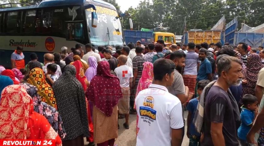 রিকশাকে বাঁচাতে গিয়ে বাসের নিচে, স্ত্রী নিহত সেনাসদস্য স্বামী আহত!