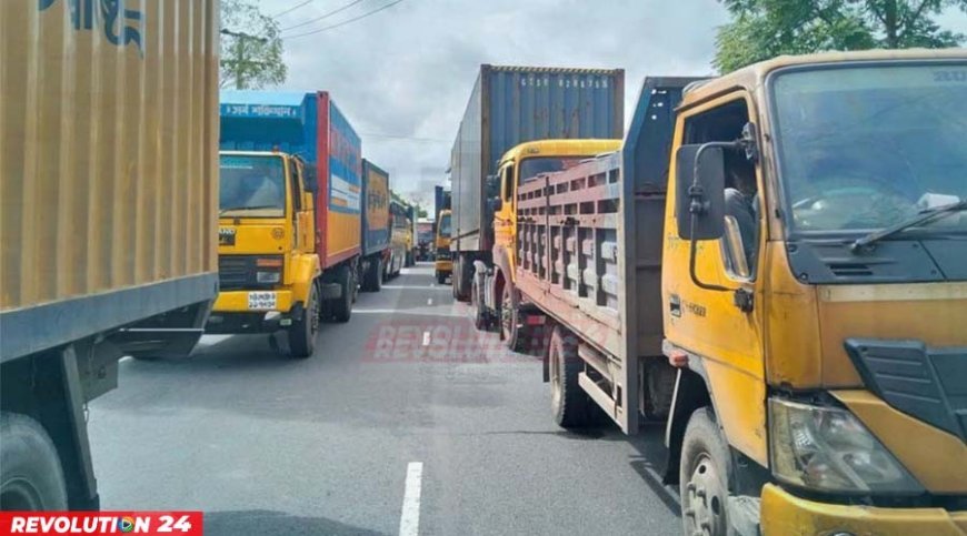 ঢাকা-চট্টগ্রাম মহাসড়কে ৪০ কিমি যানজট ঘণ্টার পর ঘণ্টা আটকে হাজারো মানুষ