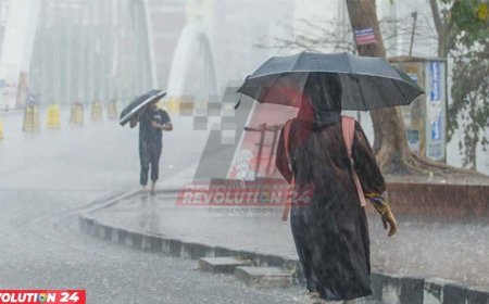 সাতসকালেই বৃষ্টিতে ভিজল ঢাকা ভোগান্তিতে কর্মজীবী মানুষ