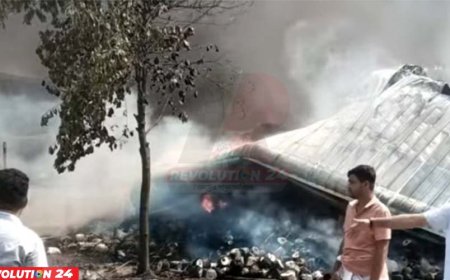 গাজীপুরে গার্মেন্টসের গুদামে  ভয়াবহ আগুন