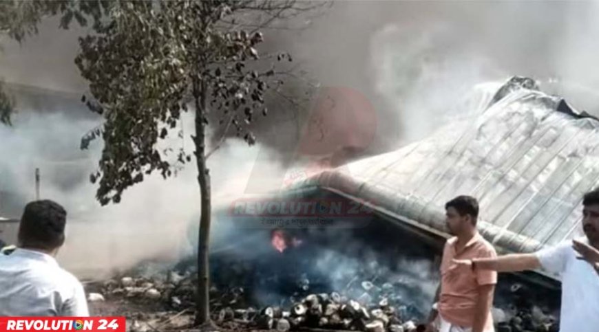 গাজীপুরে গার্মেন্টসের গুদামে  ভয়াবহ আগুন